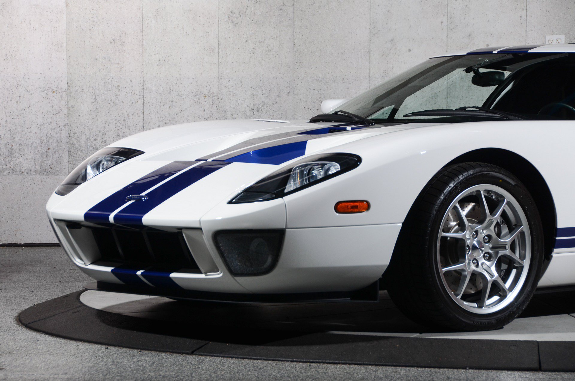 Used 2006 Ford GT RWD image 21
