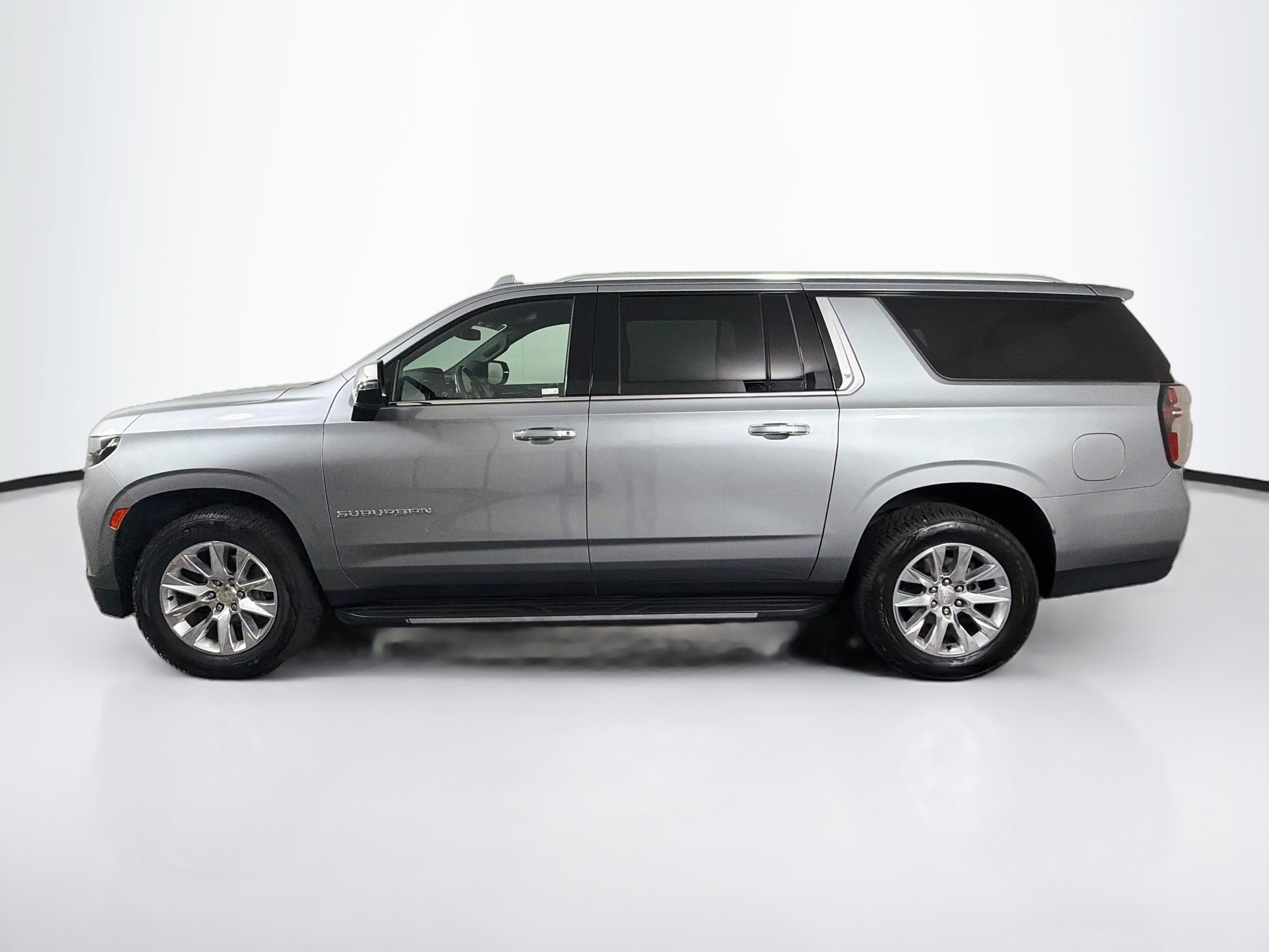 Used 2023 Chevrolet Suburban Premier RWD image 4