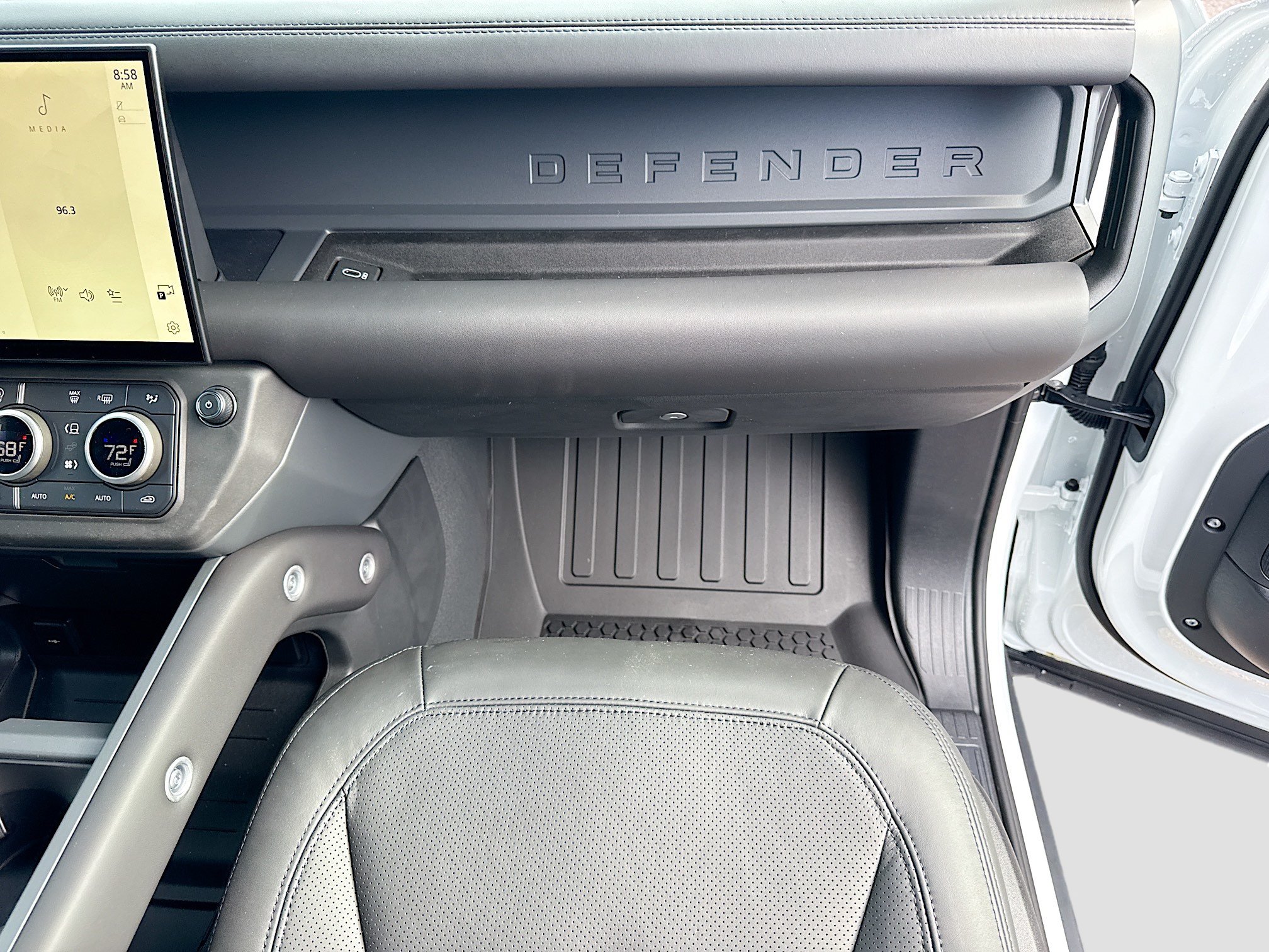 New 2026 Land Rover Defender 130 X-Dynamic SE AWD/4WD image 18