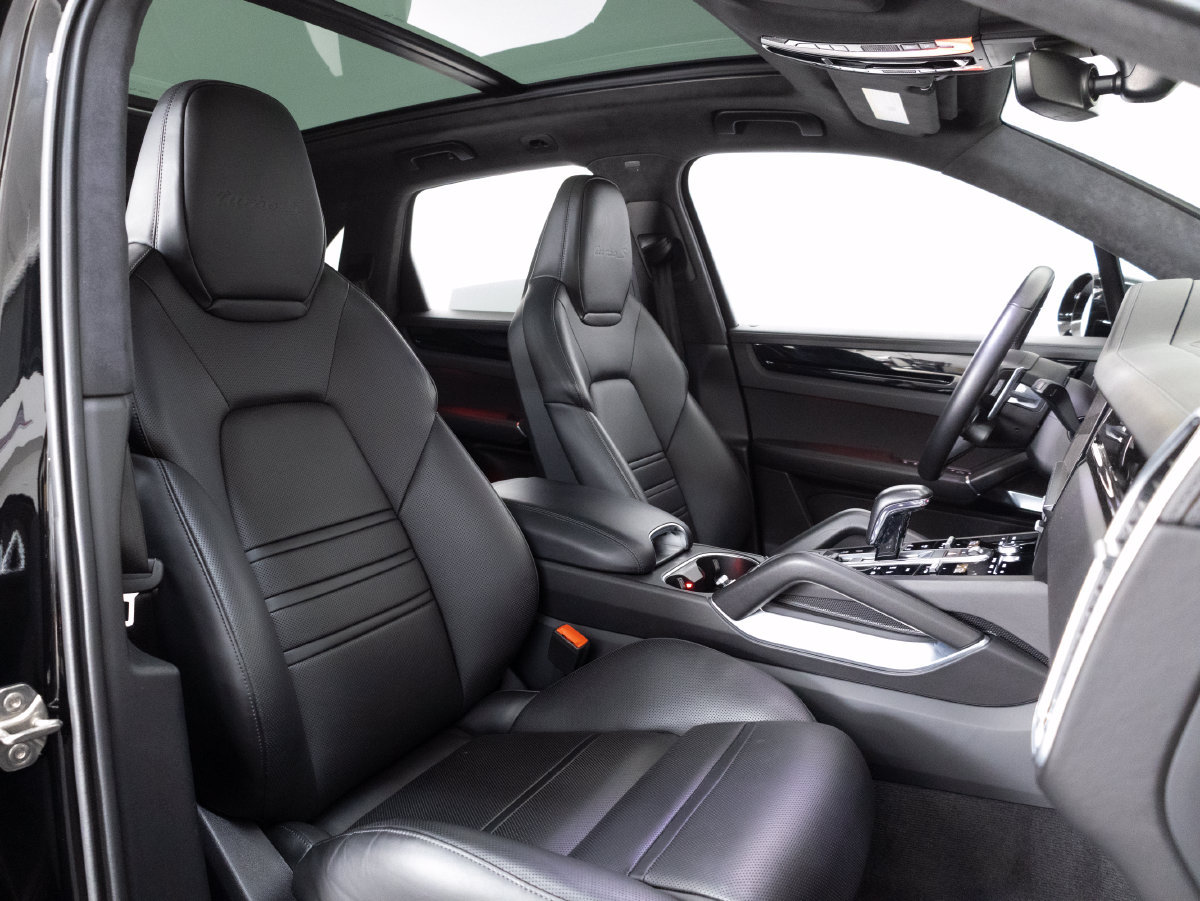 Certified 2023 Porsche Cayenne Turbo S AWD/4WD image 36