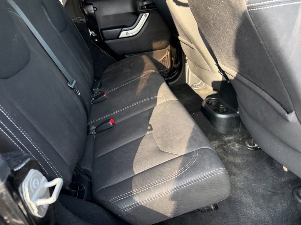 Used 2015 Jeep Wrangler Unlimited Sahara w/ Connectivity Group image 5