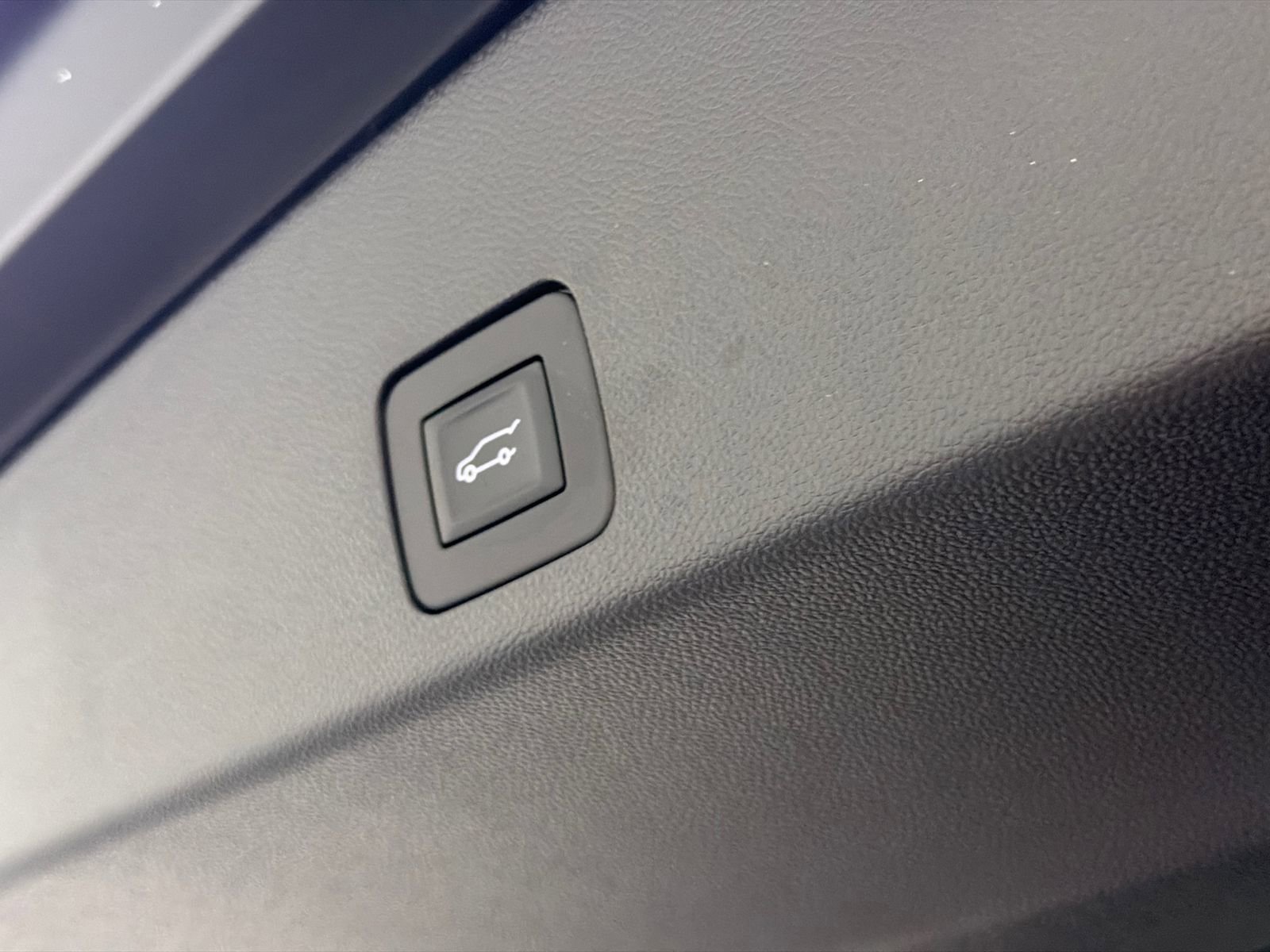 Used 2025 Buick Encore GX Avenir w/ Avenir Technology Package image 9