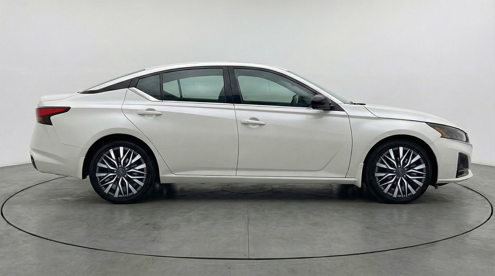 Used 2025 Nissan Altima 2.5 SV FWD image 11