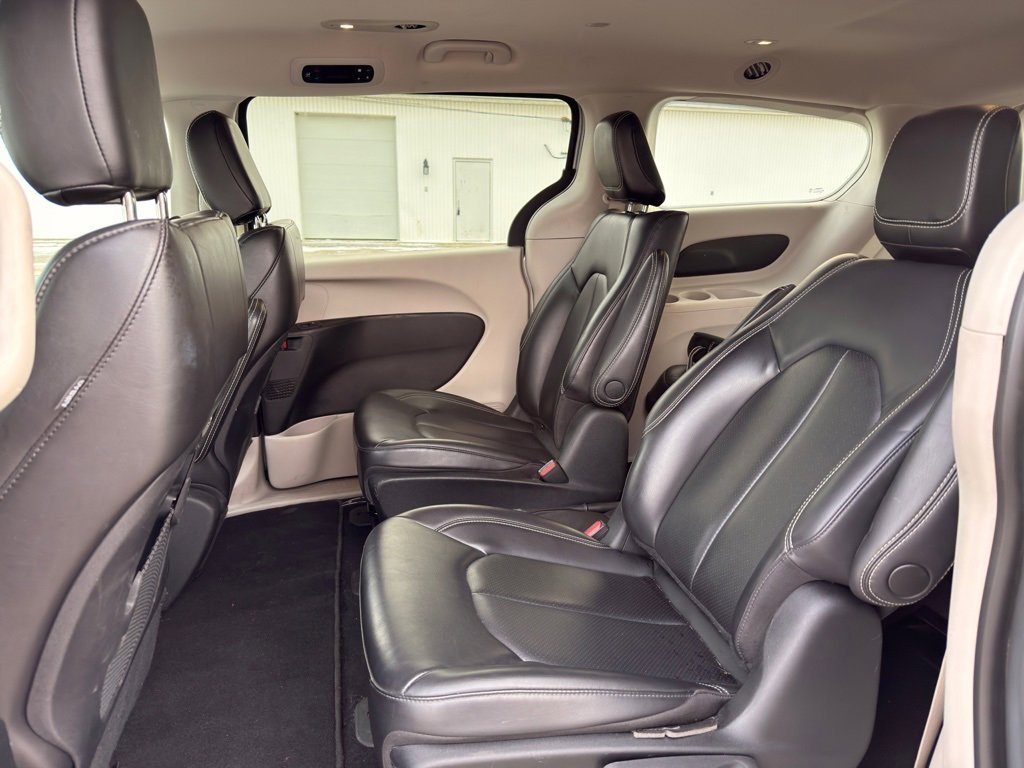 Used 2023 Chrysler Pacifica Touring-L image 37