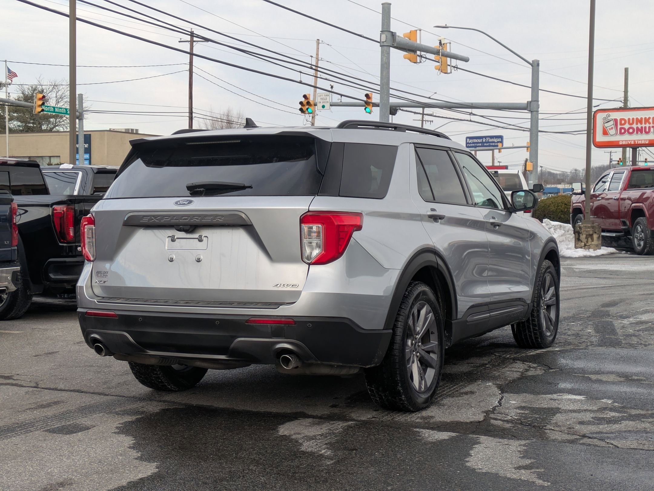 Used 2021 Ford Explorer XLT w/ Equipment Group 202A image 4