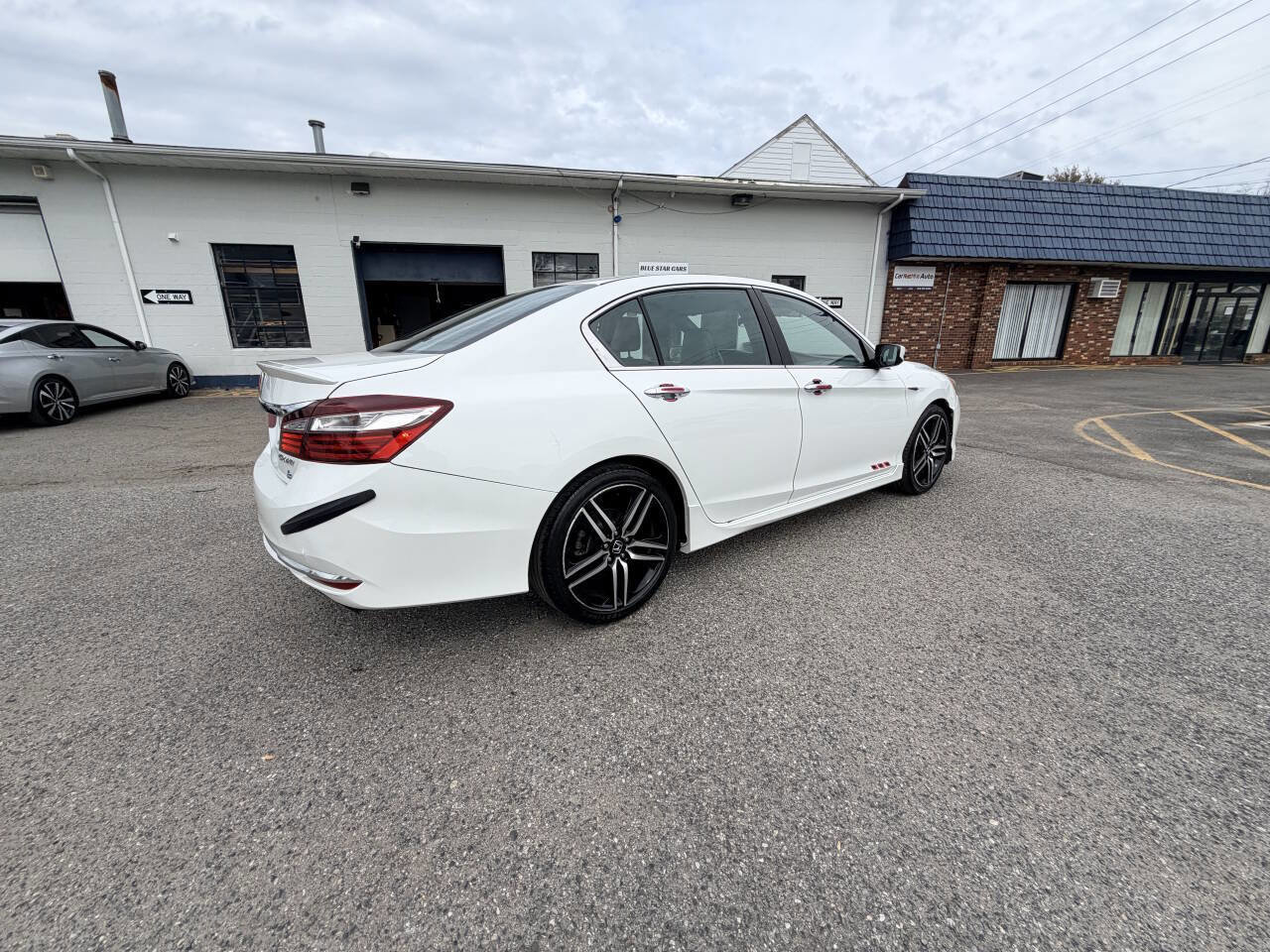 Used 2017 Honda Accord Sport image 12