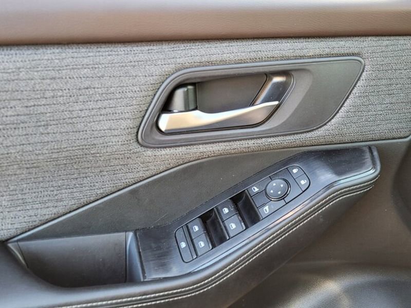 Used 2023 Nissan Rogue SV image 28