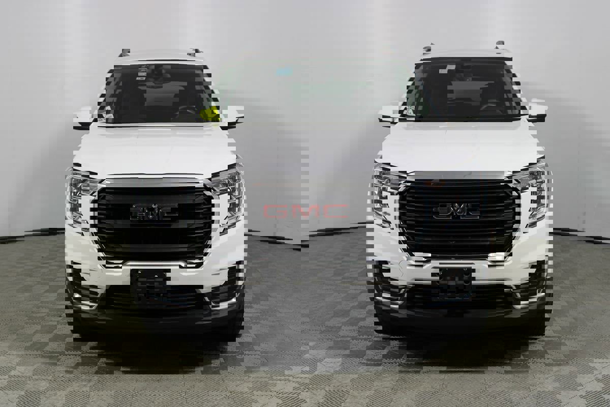 Used 2023 GMC Terrain SLE w/ Driver Convenience Package image 2