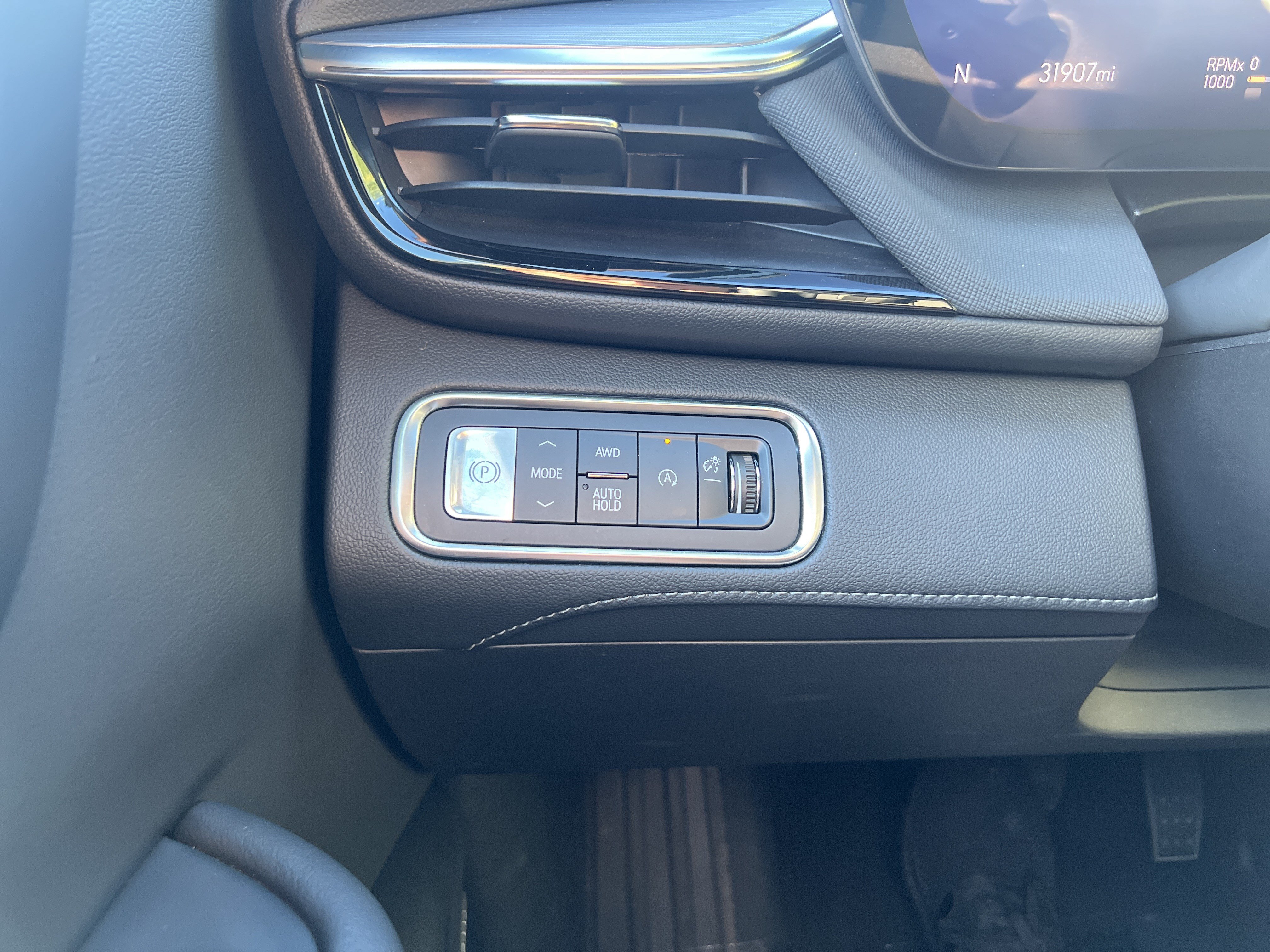 Used 2025 Buick Enclave Preferred AWD/4WD image 39