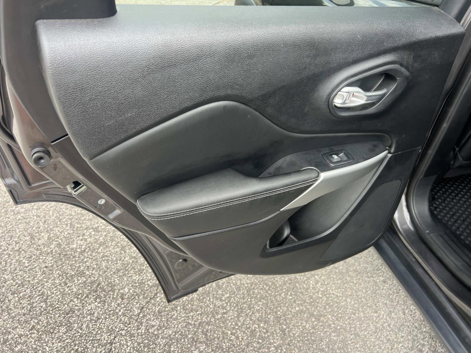 Used 2022 Jeep Cherokee Latitude AWD/4WD image 21