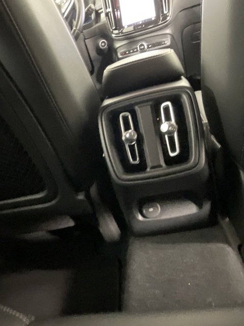 Used 2024 Volvo XC40 B5 Core image 11