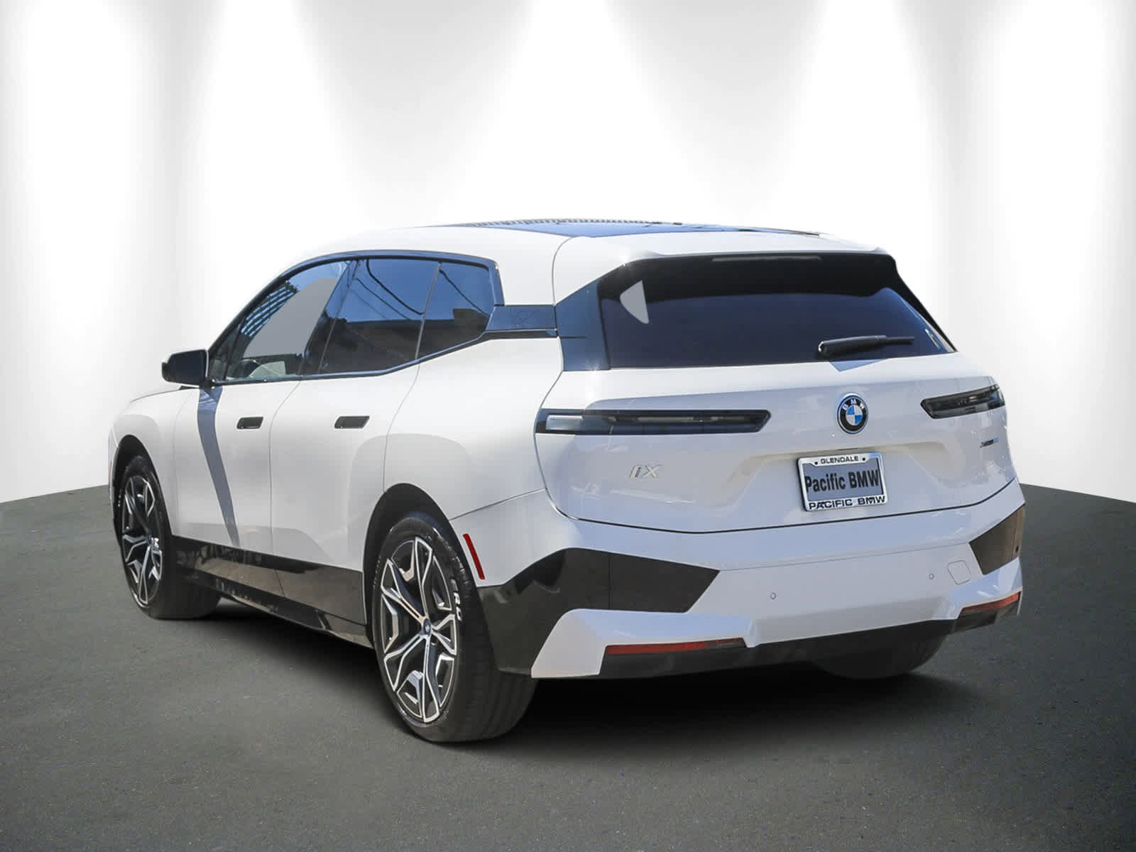 Used 2025 BMW iX xDrive50 image 4