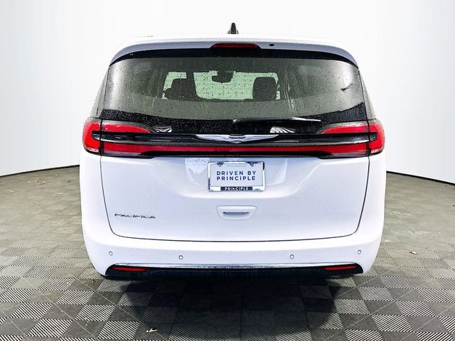 Used 2024 Chrysler Pacifica Touring-L image 7