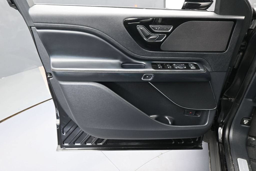 Used 2025 Lincoln Aviator 2WD image 12