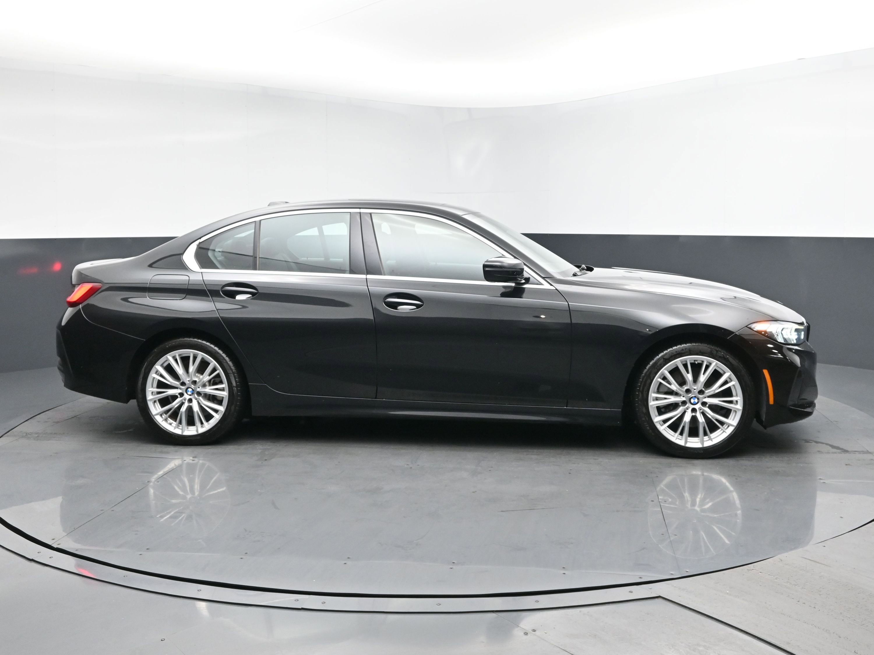 Used 2024 BMW 330i Sedan image 3