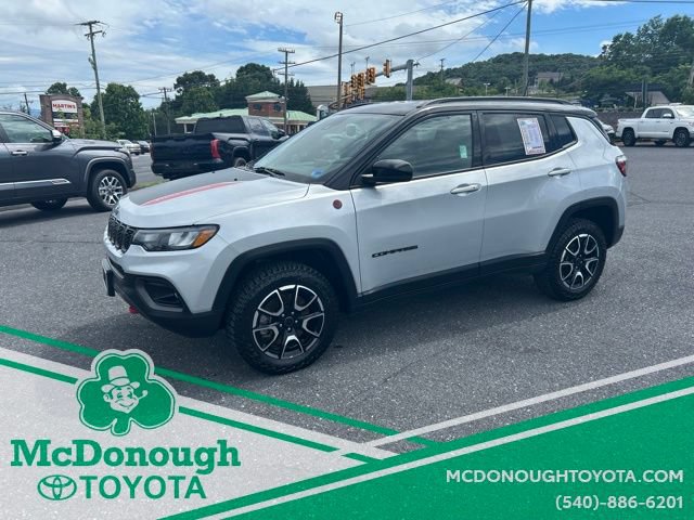 Used 2025 Jeep Compass Trailhawk AWD/4WD image 1