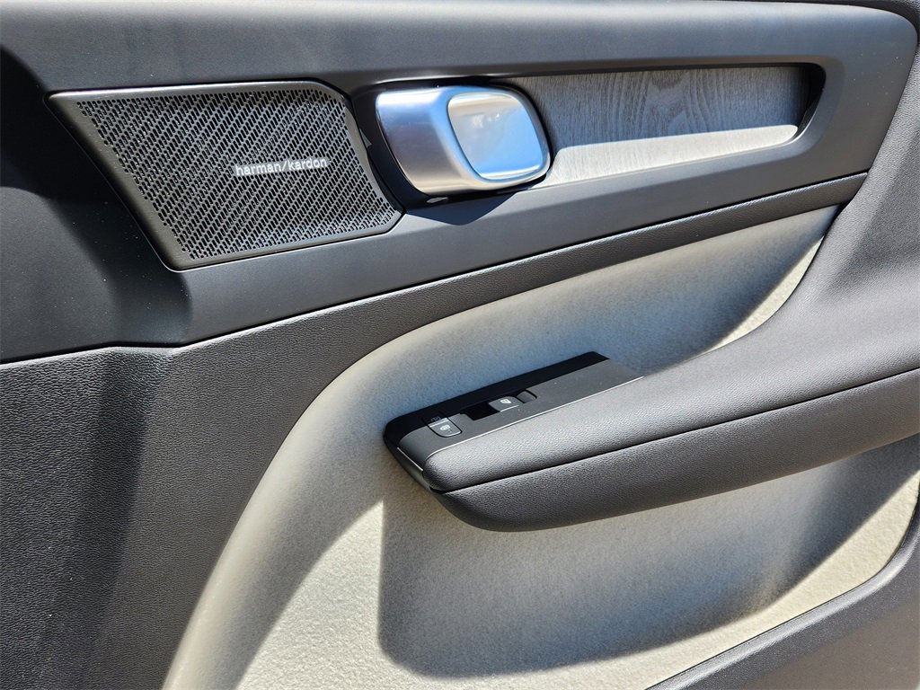 New 2025 Volvo XC40 B5 Ultra w/ Climate Package image 20