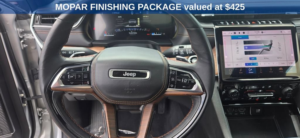 Used 2023 Jeep Grand Cherokee L Summit w/ Luxury Tech Group V AWD/4WD image 5