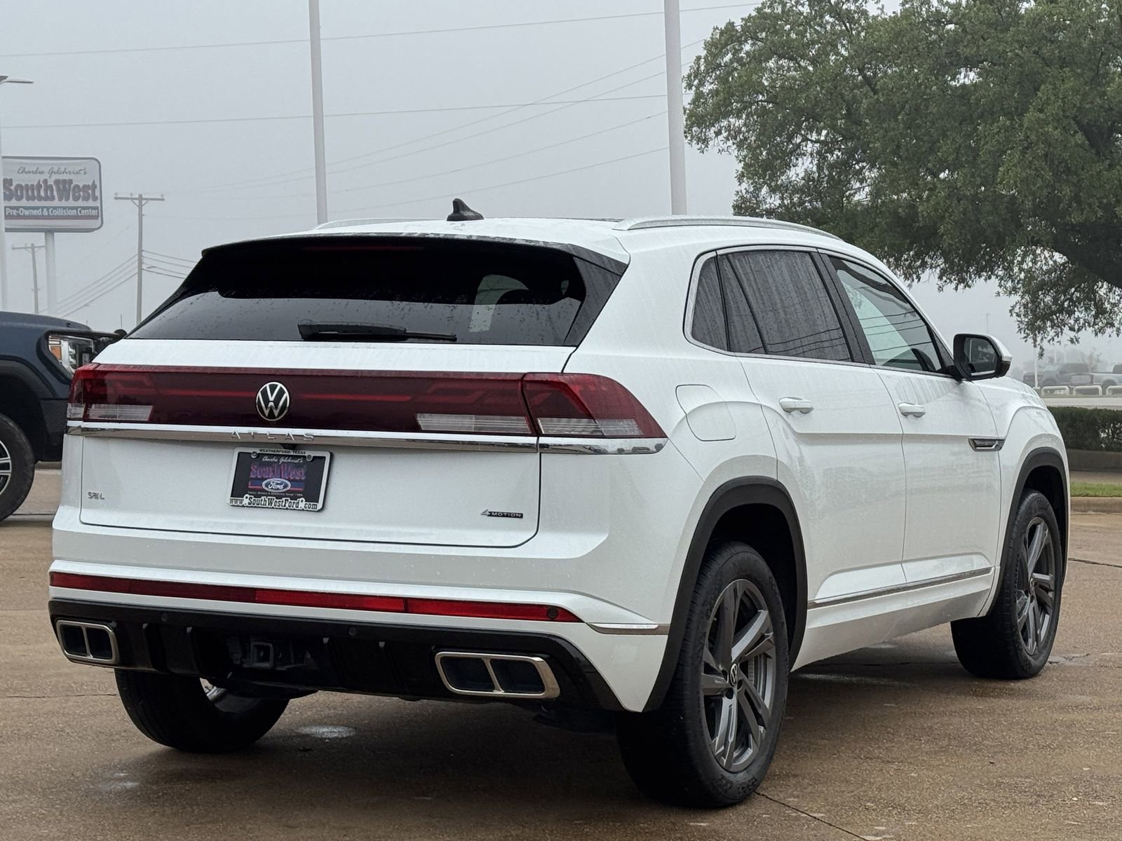 Used 2024 Volkswagen Atlas Cross Sport SEL R-Line AWD/4WD image 4