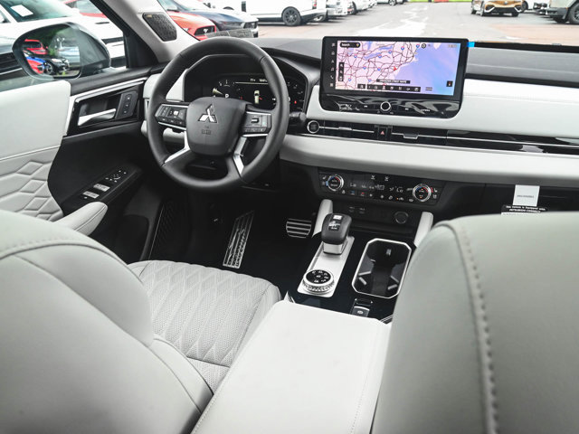 New 2025 Mitsubishi Outlander AWD image 32