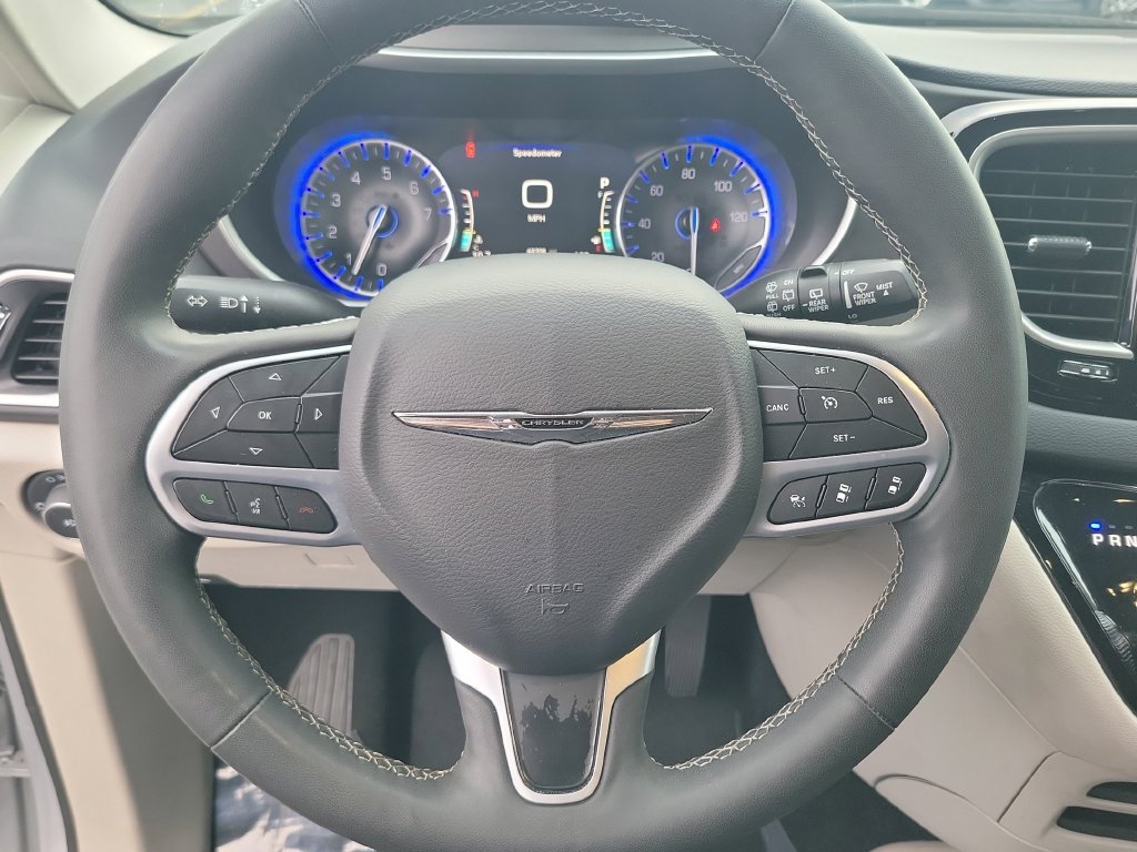 Used 2024 Chrysler Pacifica Touring-L FWD image 31