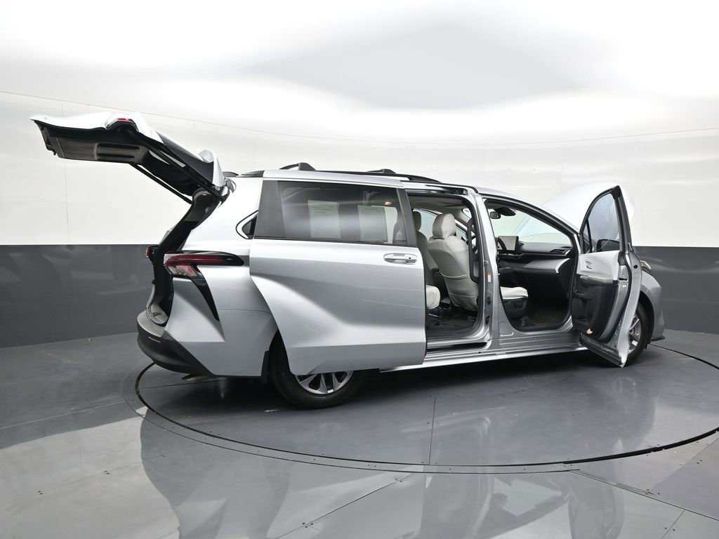 Used 2025 Toyota Sienna XLE image 28
