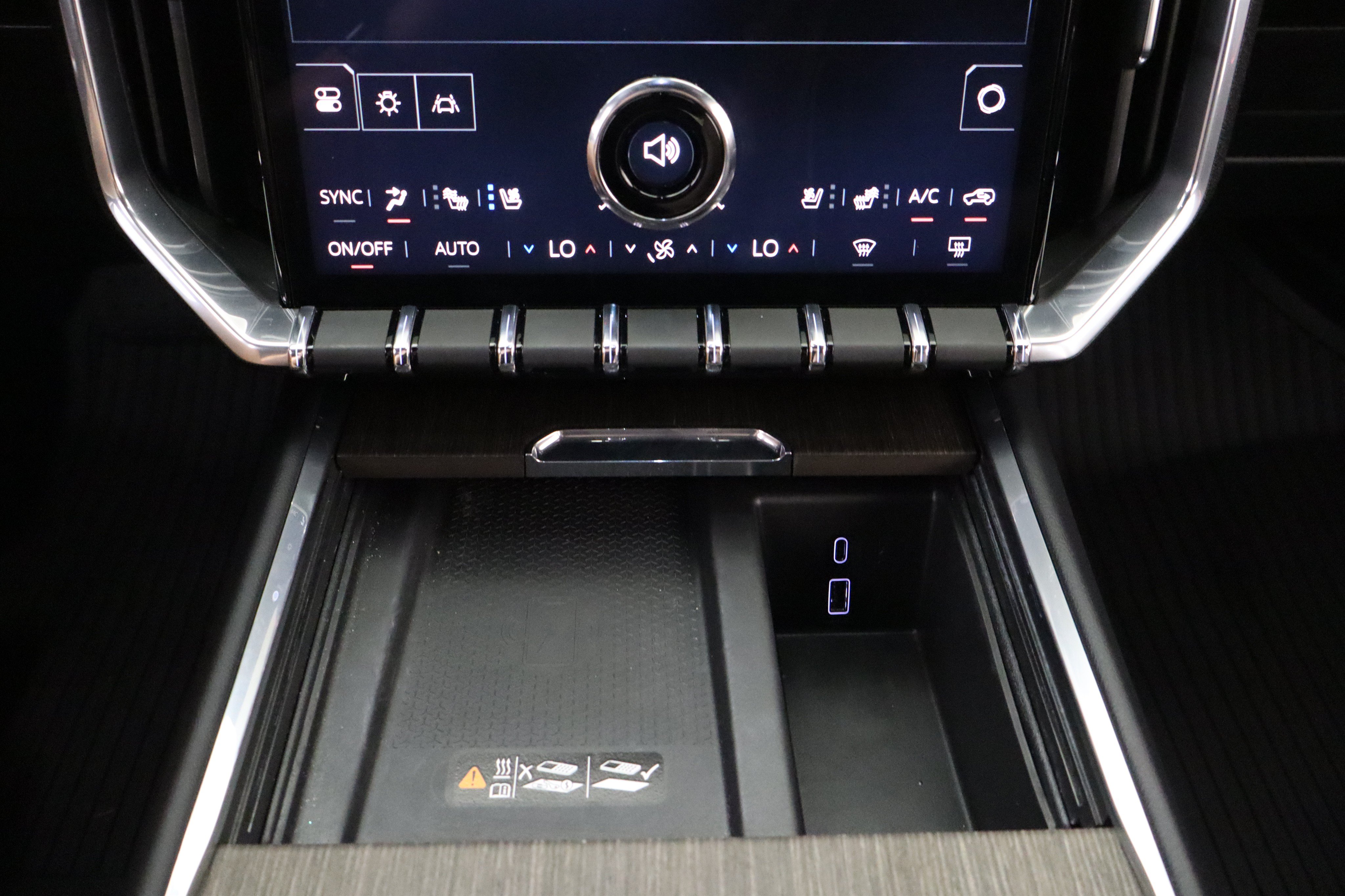 Used 2025 GMC Acadia Denali w/ LPO, Floor Liner Package AWD/4WD image 27