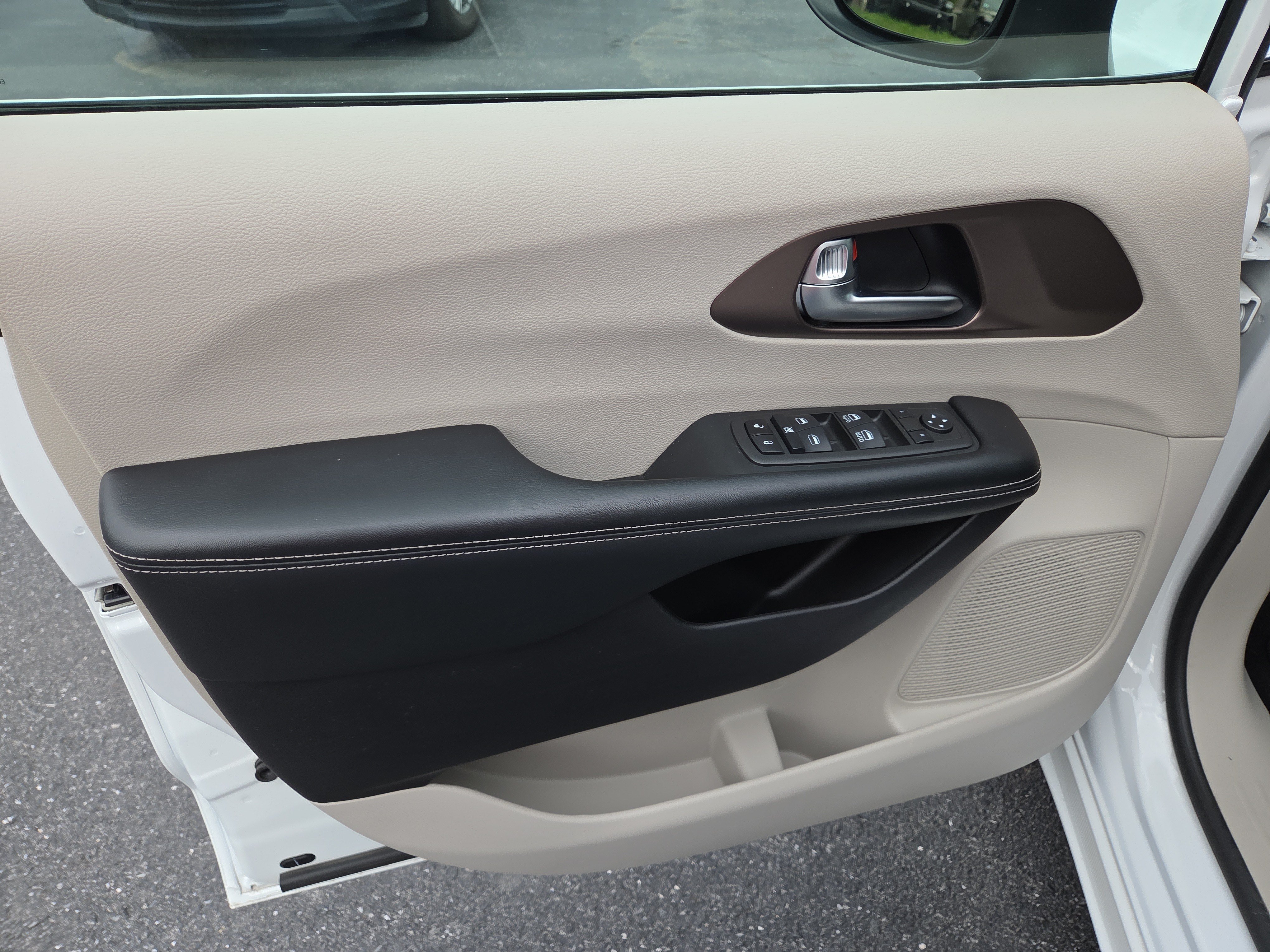 Certified 2022 Chrysler Voyager LX FWD image 15