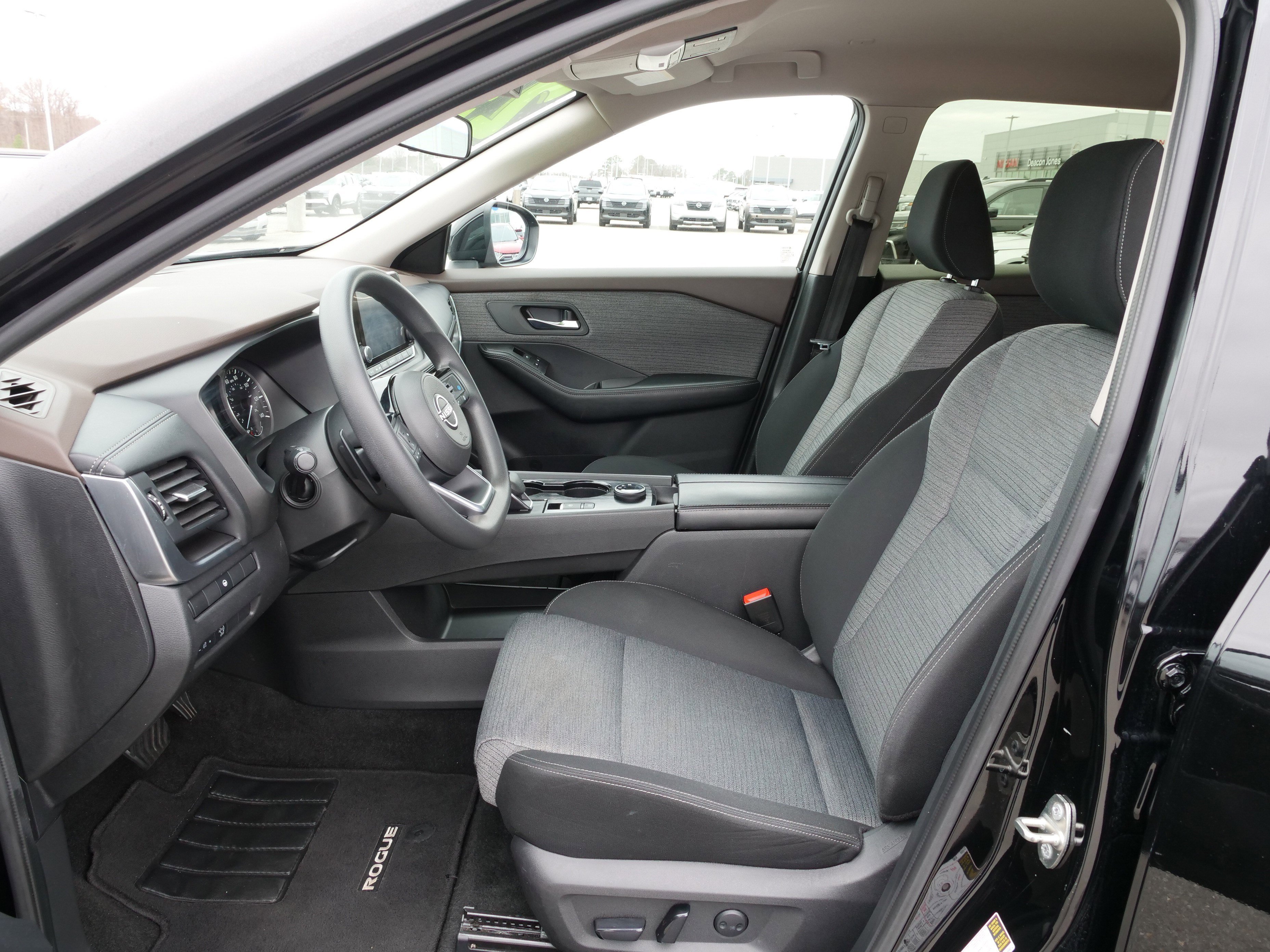 Used 2023 Nissan Rogue SV image 16