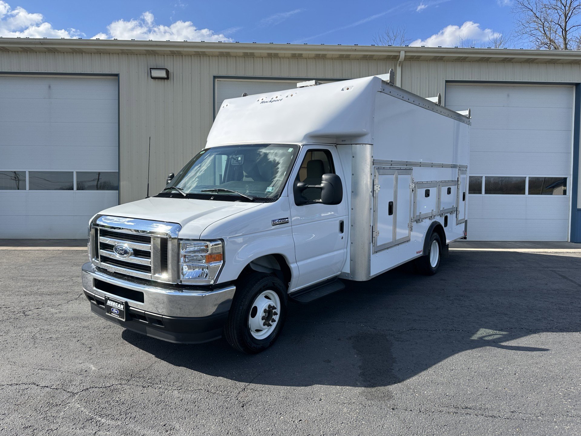 Used 2024 Ford E-450 and Econoline 450 Super Duty w/ Interior Upgrade Package RWD image 2