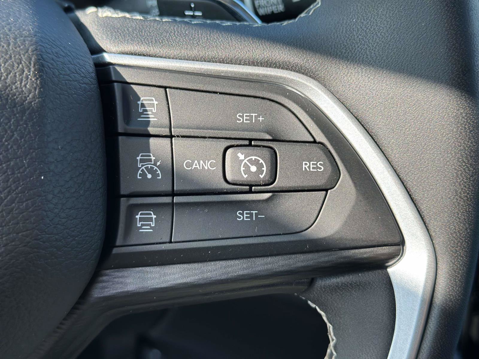 Used 2023 Jeep Grand Cherokee Laredo AWD/4WD image 18