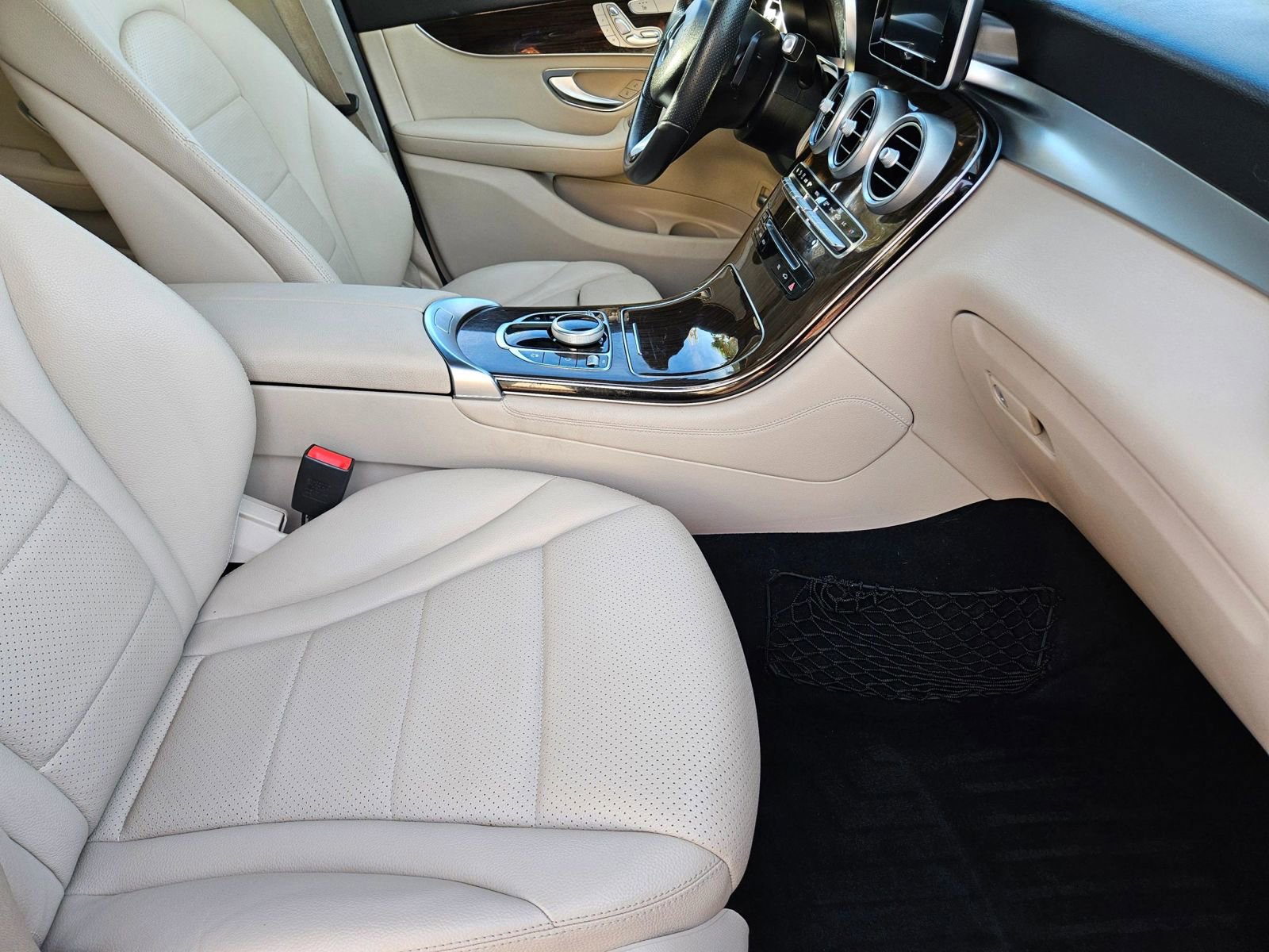 Used 2018 Mercedes-Benz GLC 300 w/ Premium Package image 16