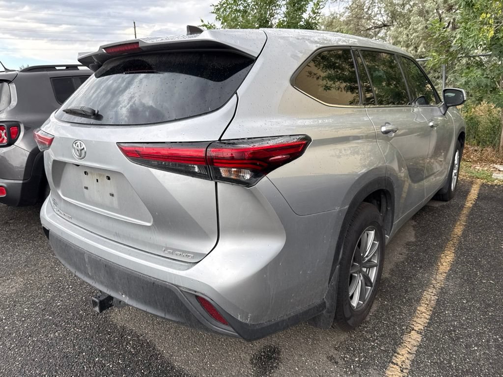 Used 2022 Toyota Highlander LE AWD/4WD image 3