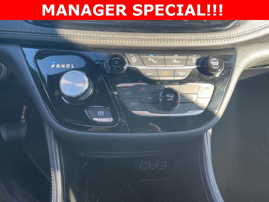 Used 2025 Chrysler Pacifica Limited image 31