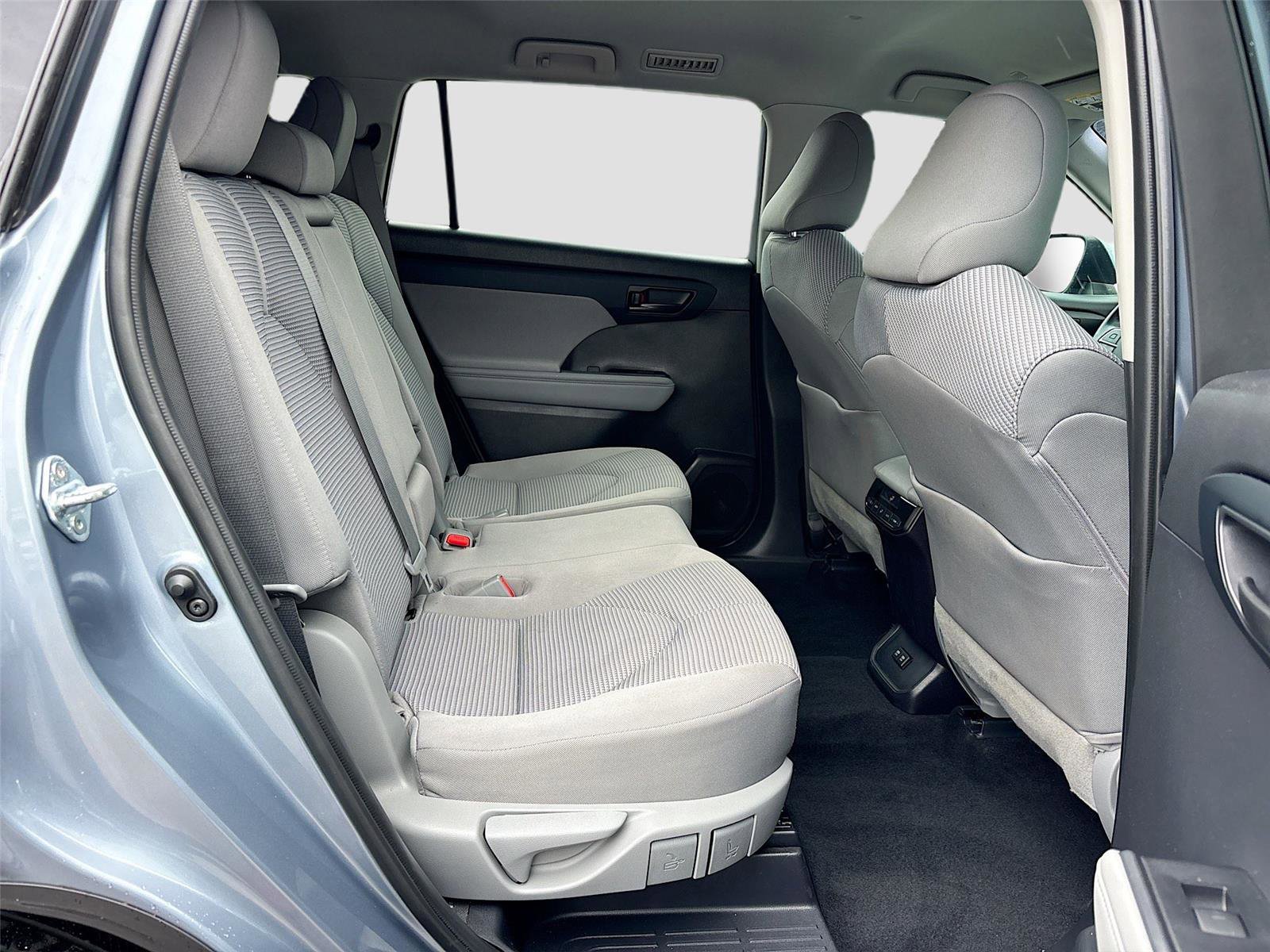 Used 2021 Toyota Highlander LE image 30