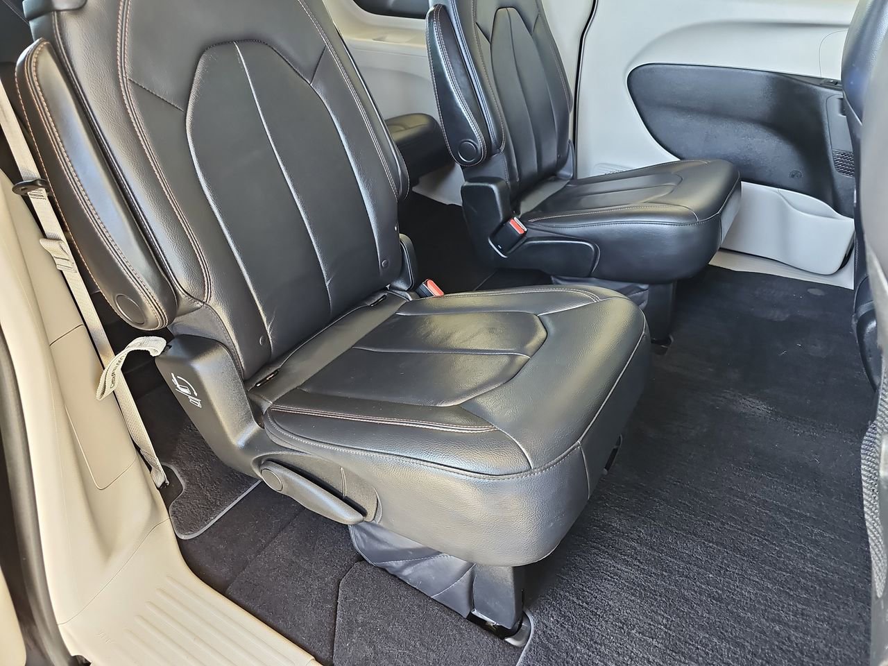 Used 2017 Chrysler Pacifica Touring-L image 18