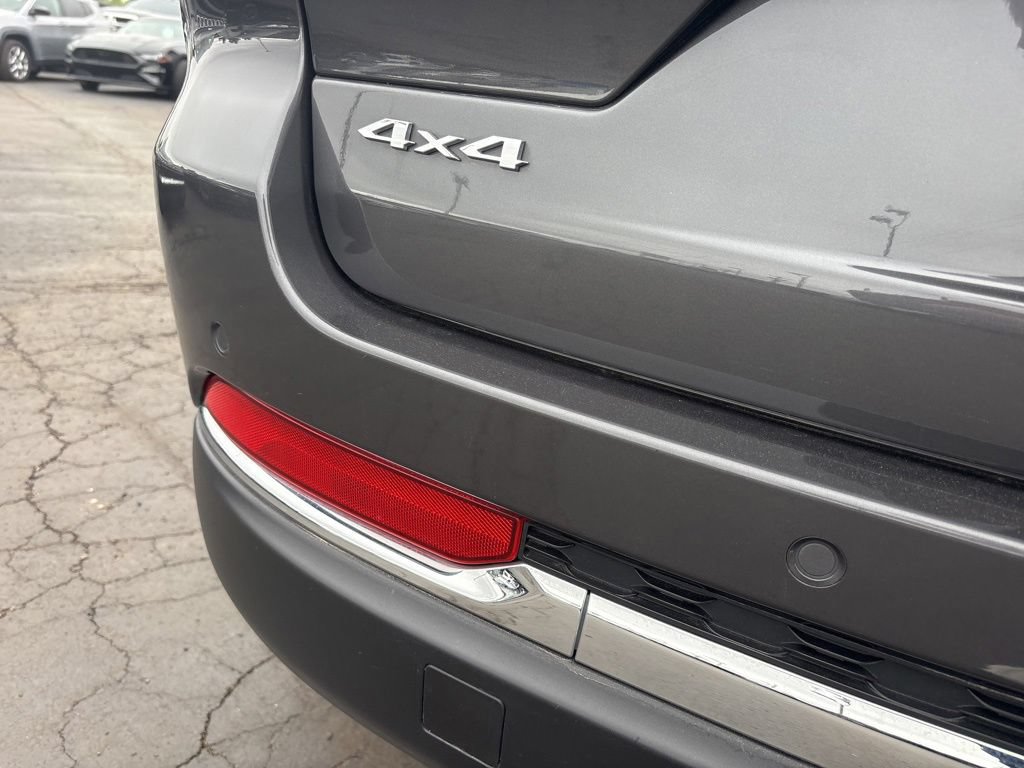 Used 2023 Jeep Grand Cherokee Laredo AWD/4WD image 12