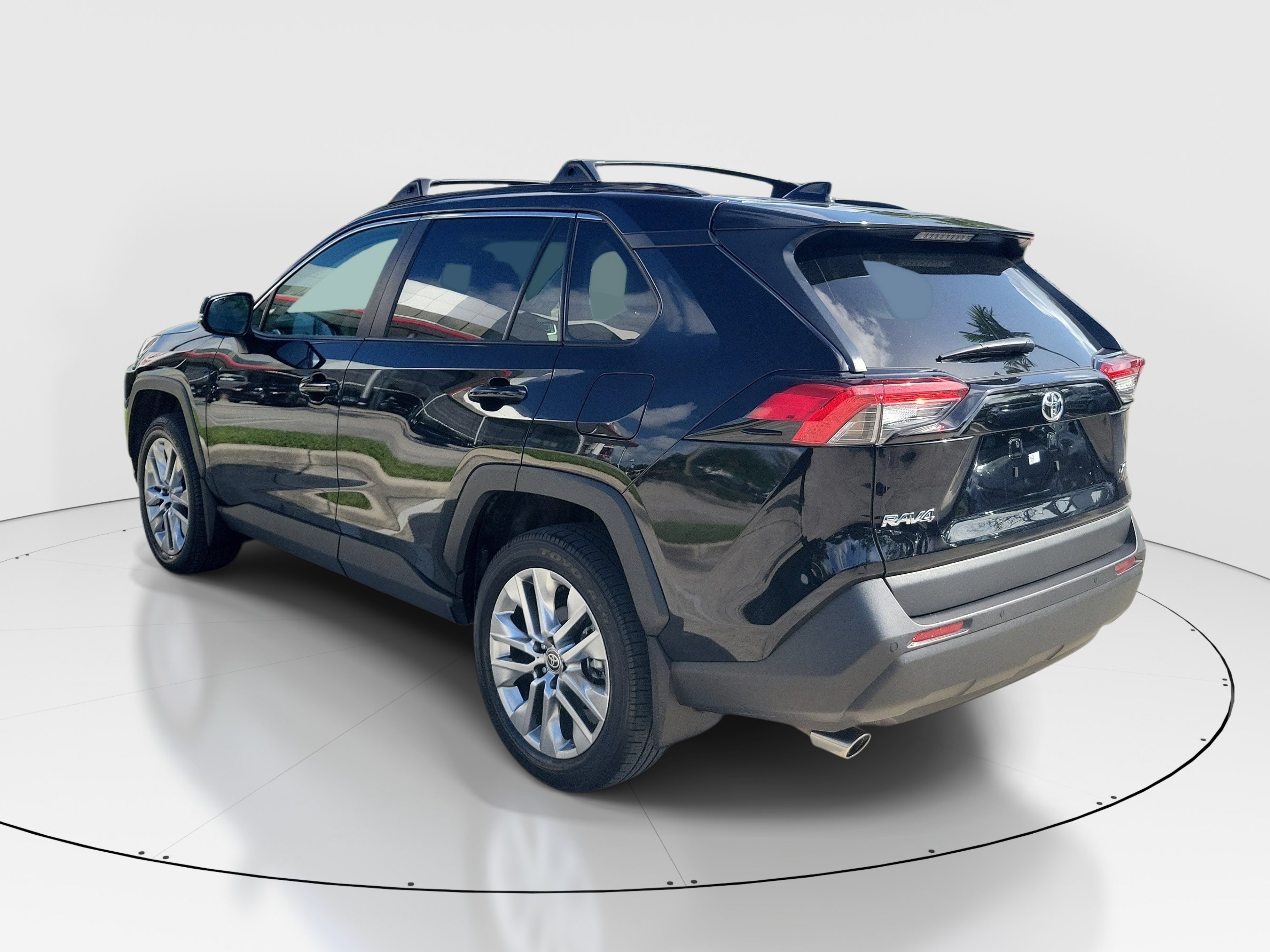 Used 2025 Toyota RAV4 XLE Premium w/ Weather Package FWD image 5