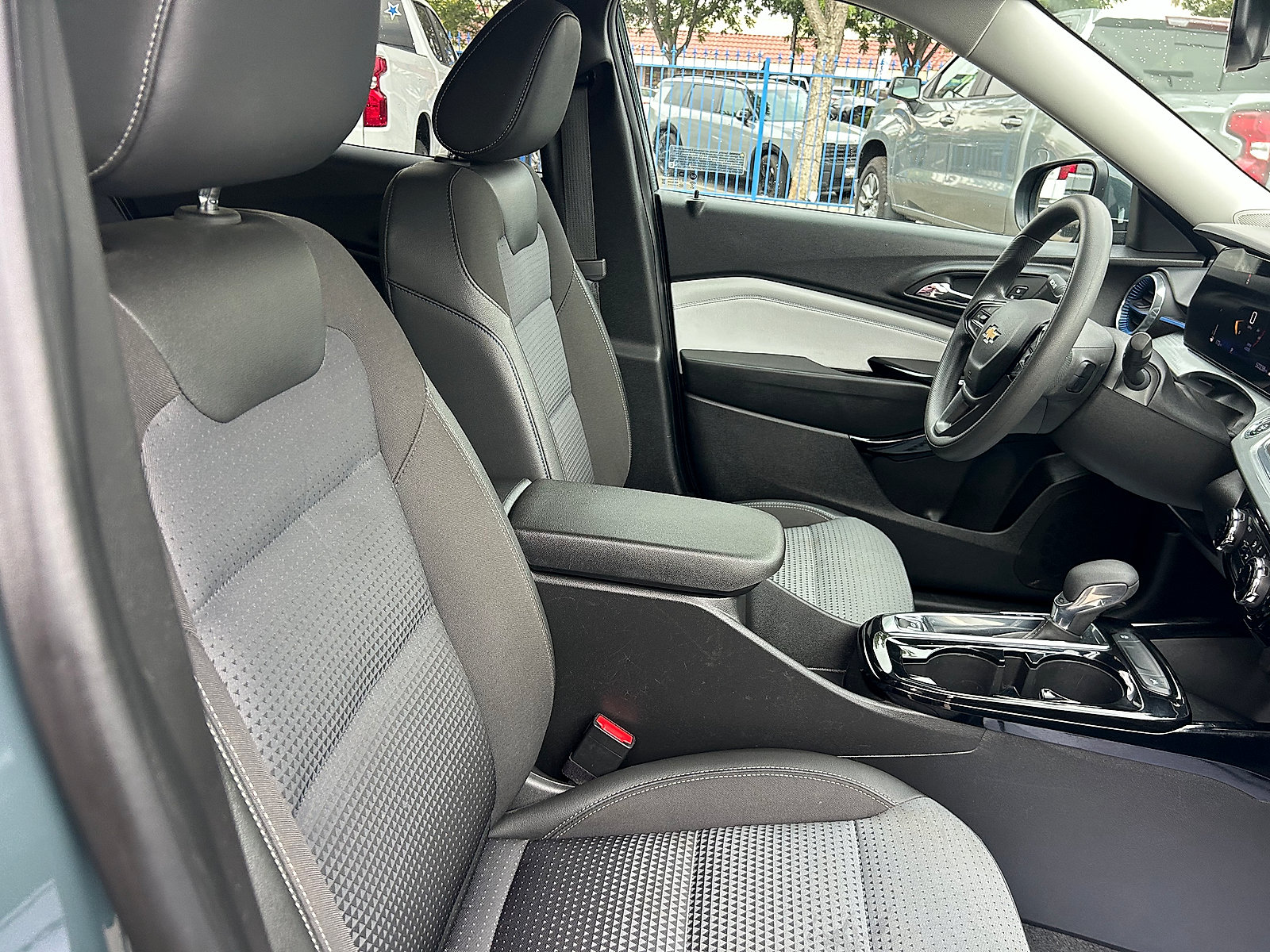 Used 2025 Chevrolet Trax LT FWD image 28