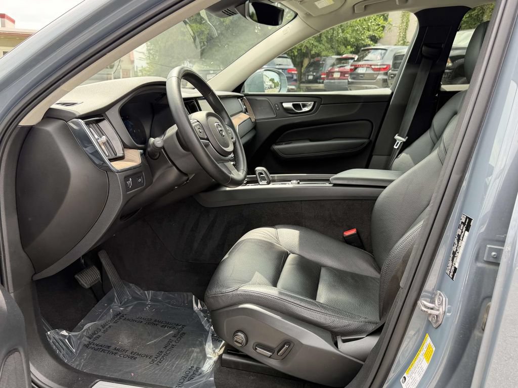 Used 2022 Volvo XC60 B5 Momentum w/ Climate Package AWD/4WD image 16