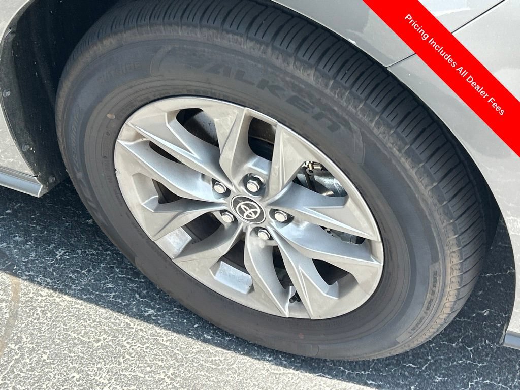 Used 2026 Toyota Sienna XLE FWD image 2