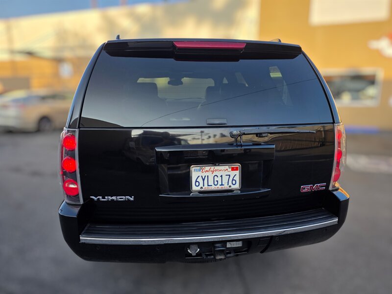 Used 2008 GMC Yukon Denali AWD/4WD image 4