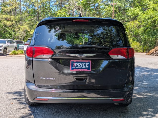 Used 2017 Chrysler Pacifica Touring-L w/ Tire & Wheel Group FWD image 7