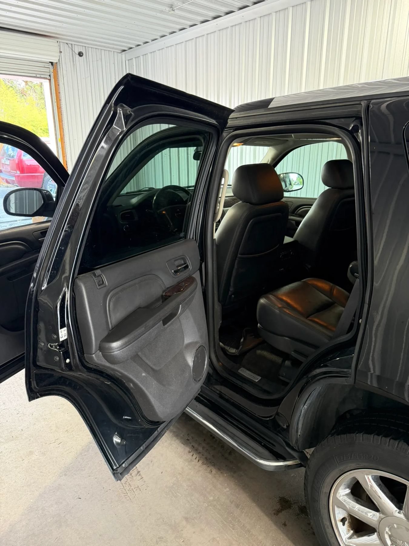 Used 2011 GMC Yukon Denali RWD image 12