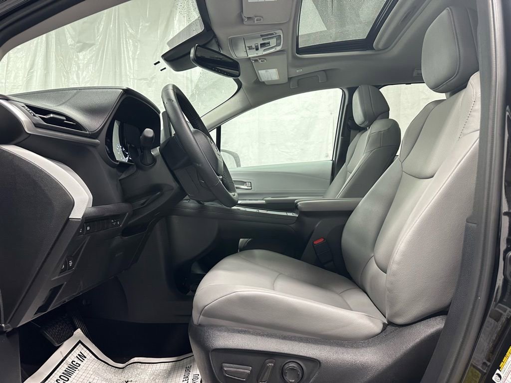 Used 2025 Toyota Sienna XLE image 14