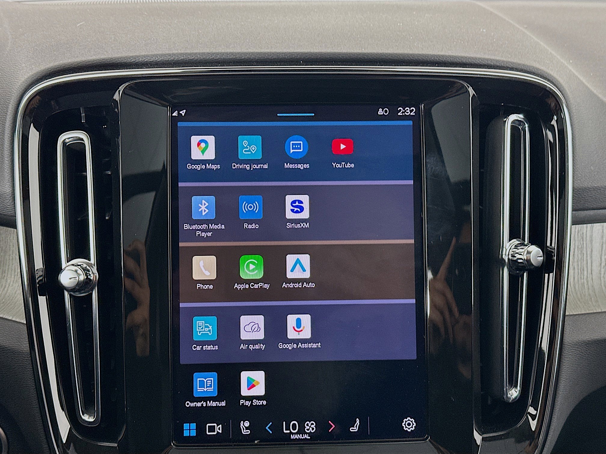 Used 2025 Volvo XC40 B5 Plus image 18