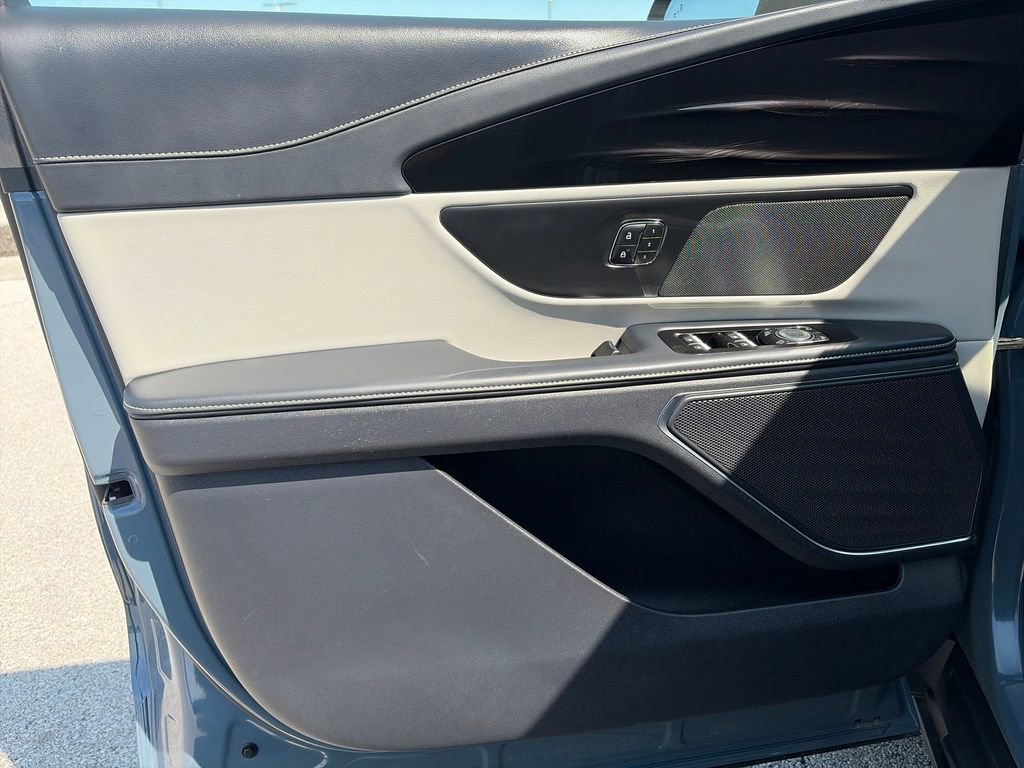 Used 2025 Lincoln Nautilus Premier AWD/4WD image 13