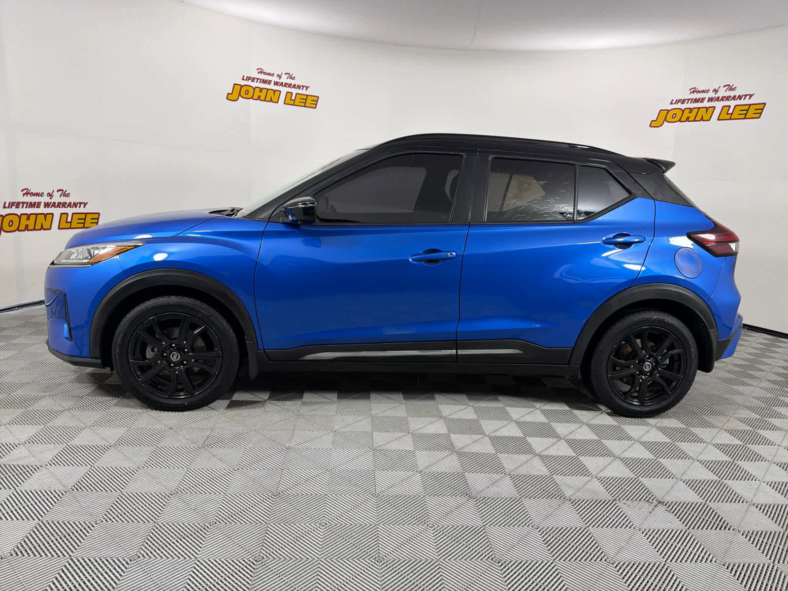 Used 2021 Nissan Kicks SR image 2