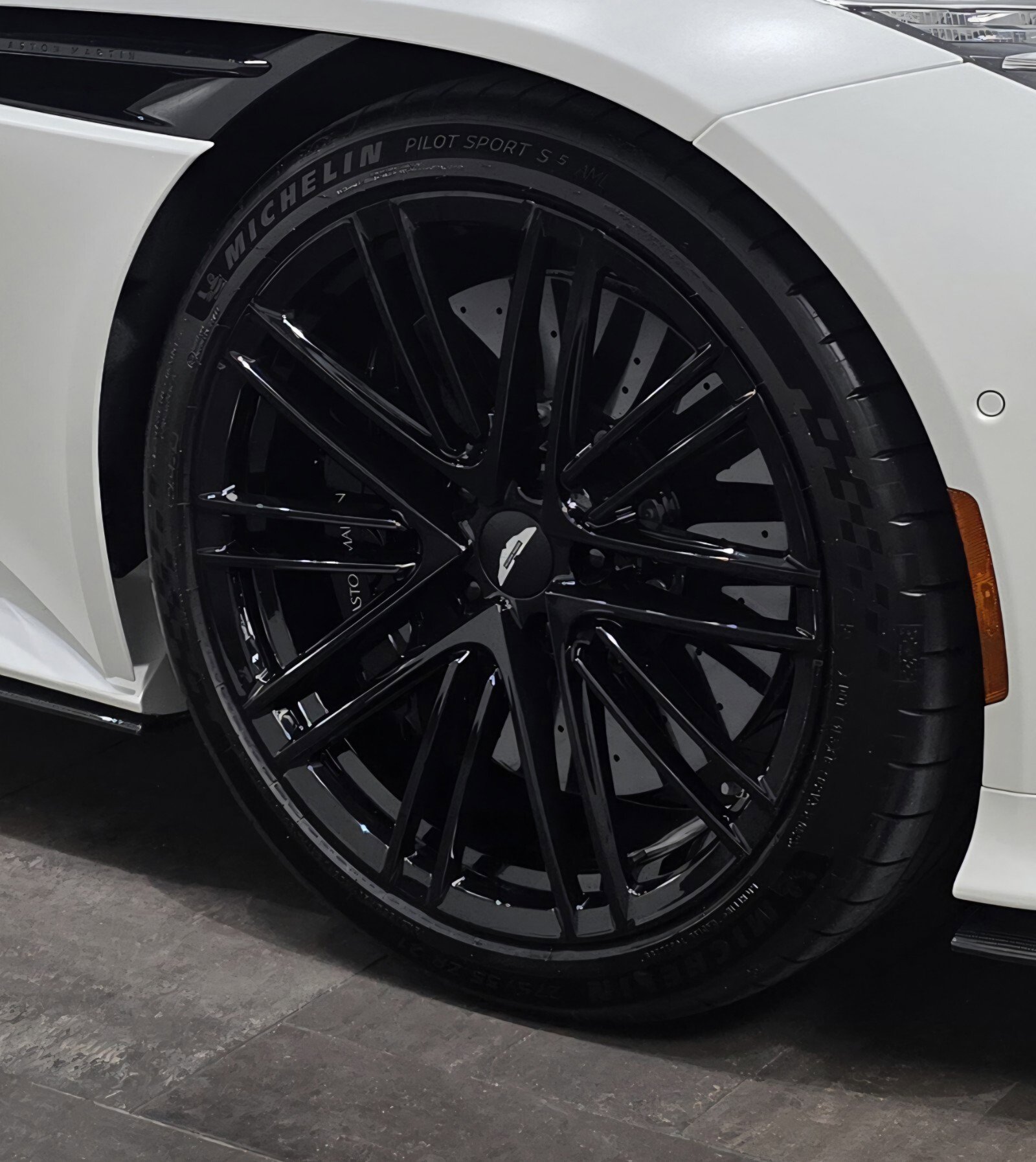 Used 2024 Aston Martin DB12 Coupe RWD image 4