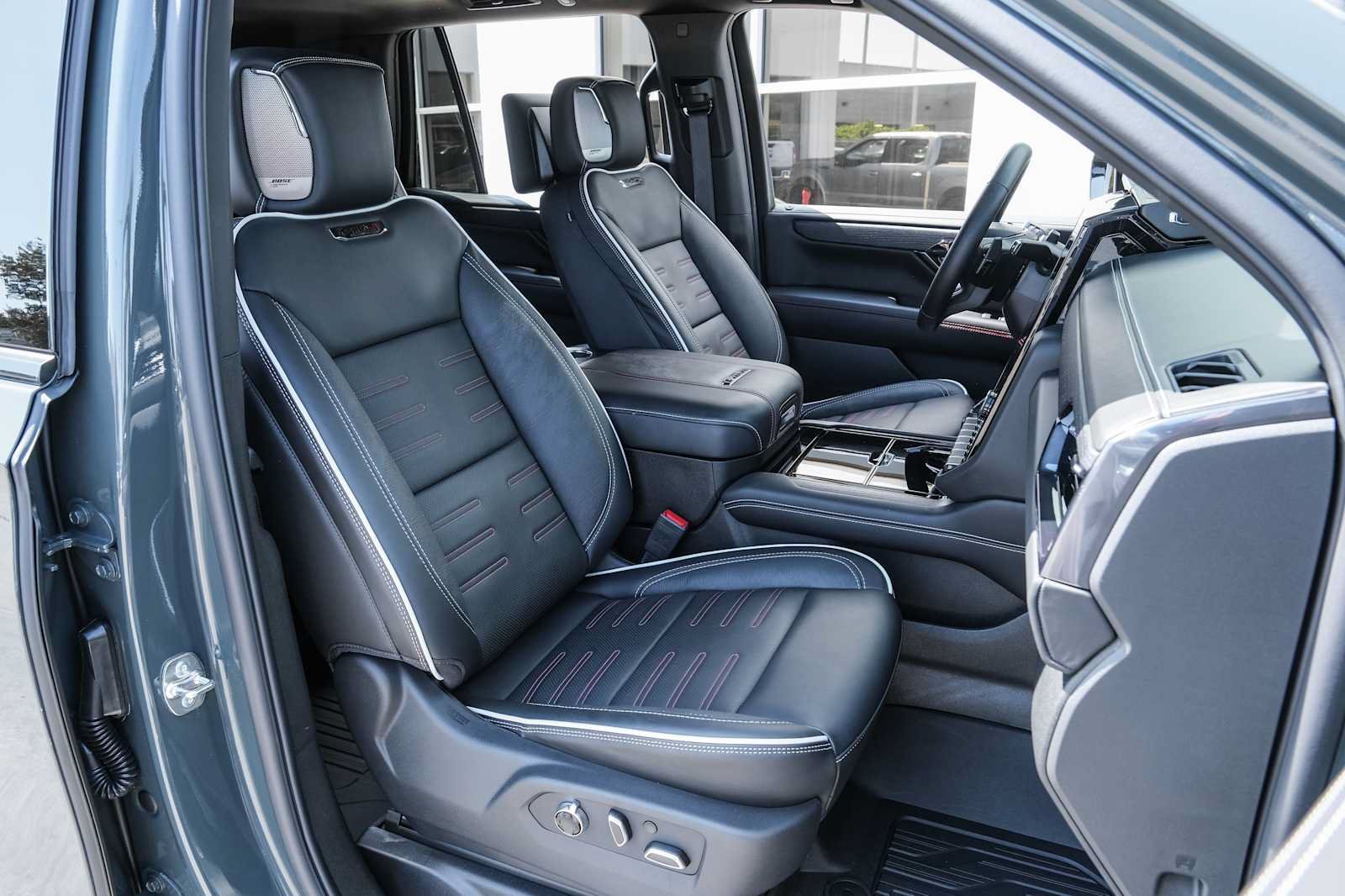 Used 2026 GMC Yukon AT4 Ultimate w/ LPO, Floor Liner Package AWD/4WD image 44